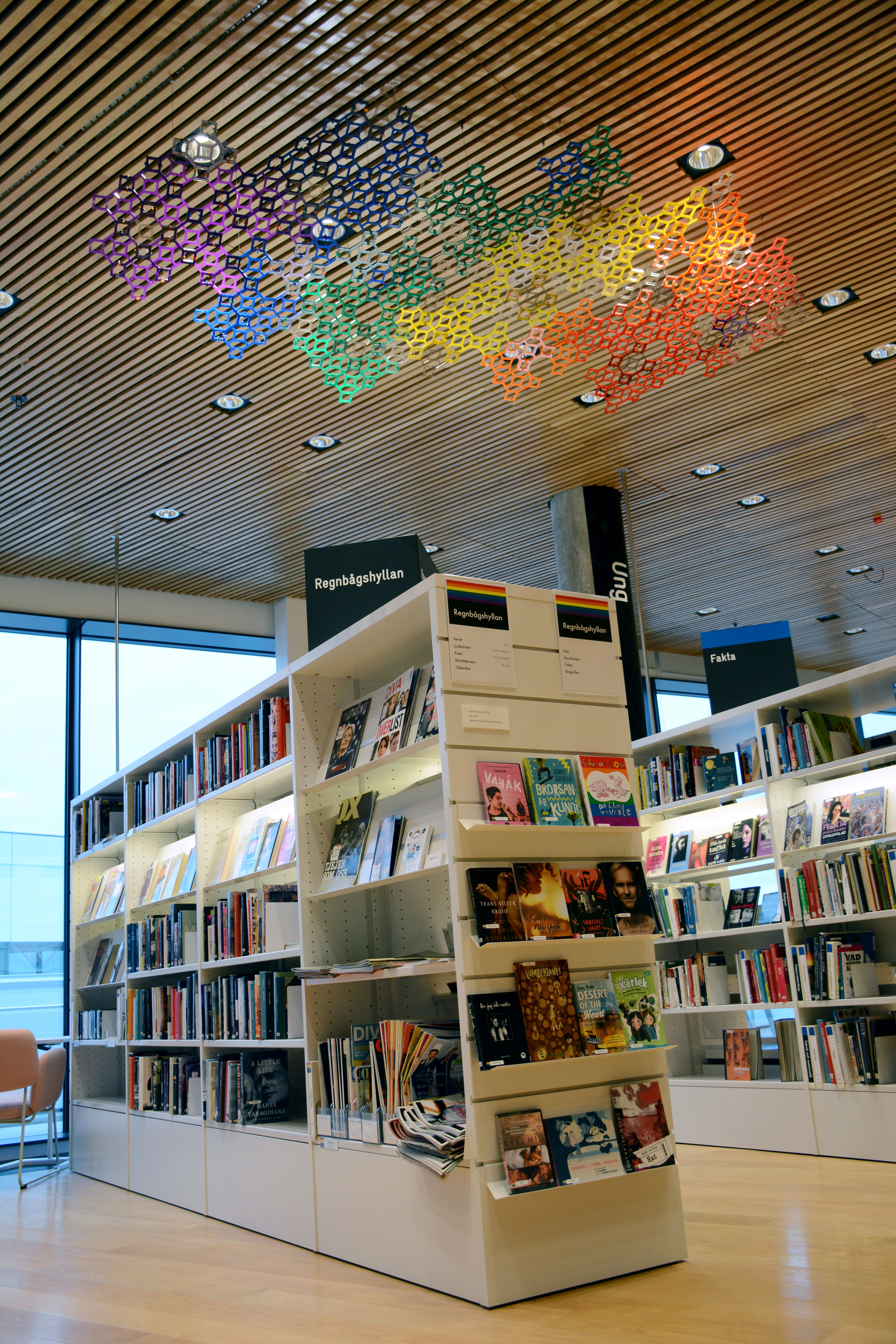 Regnbågshyllan på Umeå stadsbibliotek